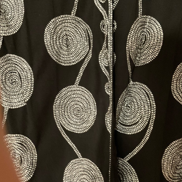 Pretty black tops with swirled pattern - Picture 3 of 3